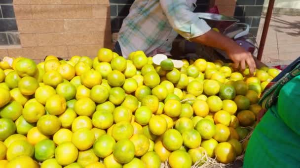 Человек Продающий Свежие Апельсины Местном Рынке Акцентом Яркие Желтые Цитрусовые — стоковое видео