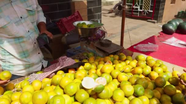 Людина Продає Свіжі Апельсини Місцевому Ринку Акцентом Яскраві Жовті Цитрусові — стокове відео
