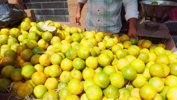 Osoba Sprzedająca Świeże Pomarańcze Lokalnym Stoisku Naciskiem Żywe Żółte Owoce — Wideo stockowe