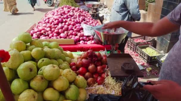 Verkäufer Verkaufen Obst Lokalen Obstmarkt Kleinen Stand Auf Der Straße — Stockvideo