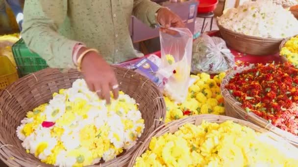 地元の商業 アジア インドを描いた新鮮な黄色と赤い花を販売するベンダーとのカラフルな花市場 — ストック動画