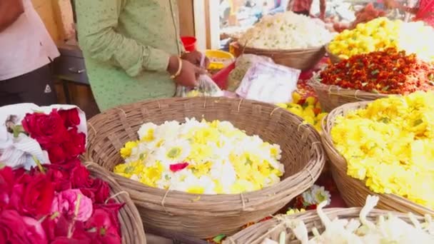 Kolorowy Rynek Kwiatów Dostawcą Sprzedającym Świeże Żółte Czerwone Kwiaty Przedstawiające — Wideo stockowe