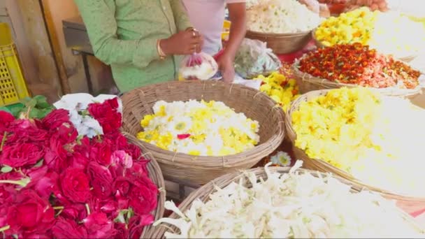 Красочный Цветочный Рынок Продавцом Продающим Свежие Желтые Красные Цветы Изображающие — стоковое видео
