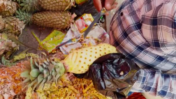 Straatverkoper Vakkundig Schillen Snijden Van Ananas Een Kleurrijke Fruitkraam Man — Stockvideo