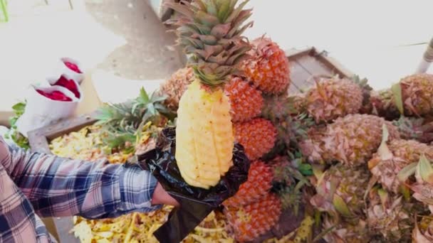ストリートベンダーは熟練した皮をむき カラフルなフルーツストールでパイナップルを切って アジア インドで果物を販売する男 — ストック動画