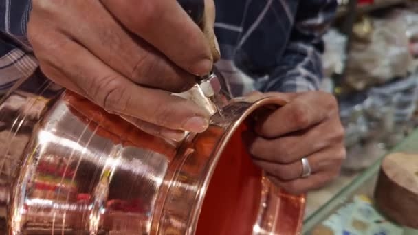 アジア インド アジアで彫刻機械ツールを用いた伝統的な銅調理器具の職人の手作り名 — ストック動画