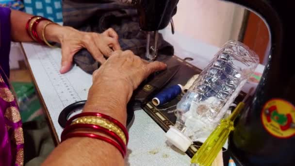 Крупним Планом Жінка Пошиває Руки Працюючи Швейній Машинці Тканиною Ножицями — стокове відео