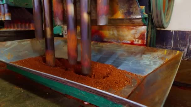 赤いチリ処理を研削するための作業機械 アジアの市場でのチリ粉末 — ストック動画