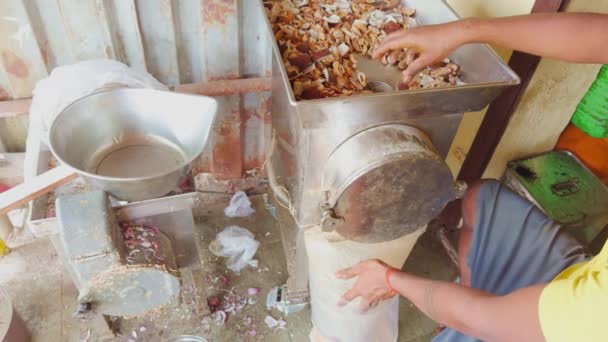 Persona Que Muele Fecha Fruta Seca Coco Molino Tradicional Que — Vídeo de stock