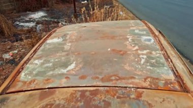 Yol kenarında yanmış ve terk edilmiş bir araba enkazı var. Yol kenarında, Asya 'da, Hindistan' da park halindeki bir otoyolda kaza üstüne yangın ve yangın sonucu oluşan hasar görülüyor.