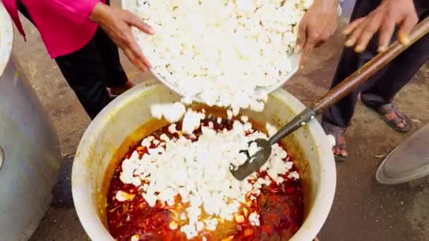 Man Koken Eten Grote Pot Een Outdoor Voor Evenement Geroerd — Stockvideo