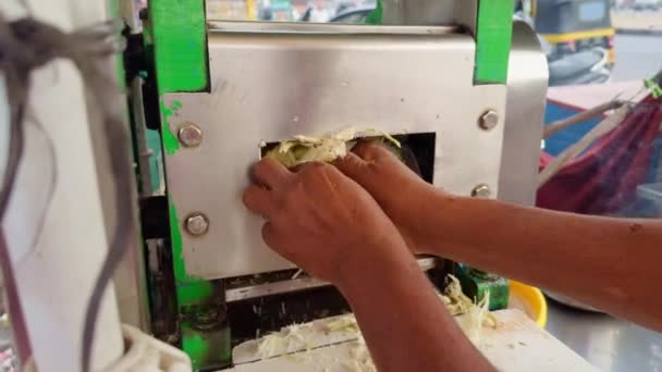 Homem Vendendo Suco Cana Açúcar Rua Homem Close Extraindo Suco — Vídeo de Stock