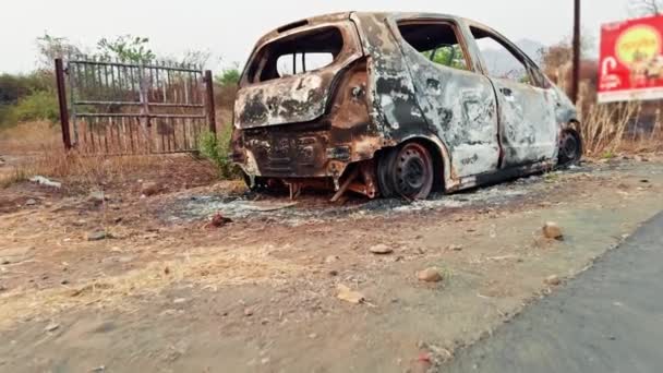 Спалений Покинутий Автомобіль Розбився Стороні Дороги Показуючи Іржа Пошкодження Від — стокове відео