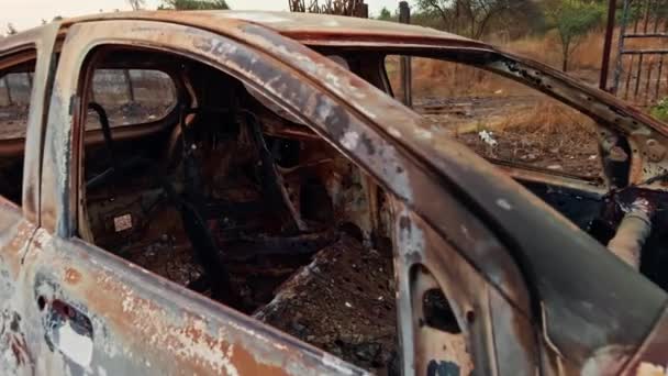 Brændt Forladt Bilvrag Siden Vejen Viser Rust Skader Fra Brand – Stock-video