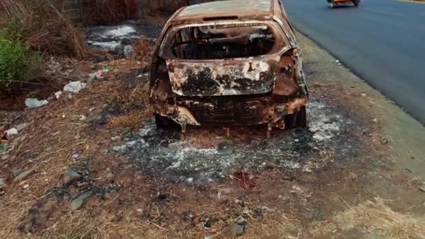 Megégett Elhagyott Autóbaleset Szélén Rozsdásodást Tűzkárt Mutatva Baleset Után Országúton — Stock videók