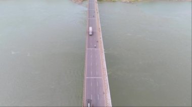 Köprüdeki kırsal ekspres yol, derenin üzerinden geçen yol manzarası, bir kasabanın iki bölgesini birbirine bağlayan köy evleri, yeşillikler, binalar, onu süren araçlar, Hindistan, Suyolu