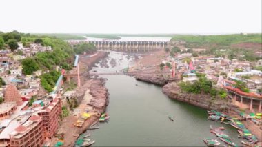 Baraj nehri ve köyün havadan görünüşü, Omkareshwar tapınağı Hindistan, Waterway