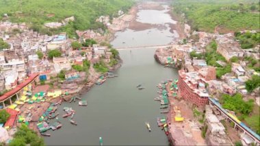 Küçük bir kasabadaki nehir köprüsünün hava manzarası, göl tatil noktalı güzel bir köy, tekneler ve iki tarafı birbirine bağlayan süspansiyon üstgeçidi, Townlet, Turizm yeri, Hindistan