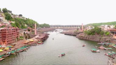 Asma köprülü nehir barajının havadan görüntüsü, insansız hava aracı tel üstgeçidi boyunca bir gölün üzerinden çekim yapıyor, ünlü turistik yer, tekne aktivitesi, tekne ve binalar, tatil yeri, Shiva tapınağı, Hindistan, Kanal
