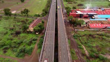 Otoyol araçlarının üstgeçitte, tren raylarında, arabalarda ve kamyonlarda, kesişen tren yollarında, Hindistan 'da hava görüntüsü. 