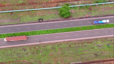 Kırsal alanda otoyol manzarası, Mumbai Bangalore karayolu insansız hava aracı yeşil tepeler ve dağınık evler, Hindistan altyapı rotası.