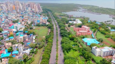 Şehir manzarası, karayolu ve deniz manzarası, Palm Beach karayolu trafiği, Navi Mumbai şehri, Hindistan, merkezde koşan, binalar, yeşillik ve su gövdesi, kerala,