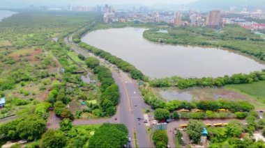 Şehir manzarası, karayolu ve deniz manzarası, Palm Beach karayolu trafiği, Navi Mumbai şehri, Hindistan, merkezde koşan, binalar, yeşillik ve su gövdesi, kerala,