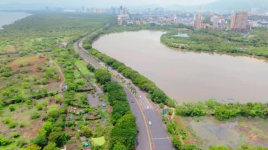 Şehir manzarası, karayolu ve deniz manzarası, Palm Beach karayolu trafiği, Navi Mumbai şehri, Hindistan, merkezde koşan, binalar, yeşillik ve su gövdesi, kerala,