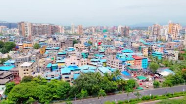 Bombay şehri insansız hava aracı çekimi, yoğun nüfuslu bir şehir alanı, yüksek binalar ve daha küçük konut evleri karışımı, emlak, Hindistan    