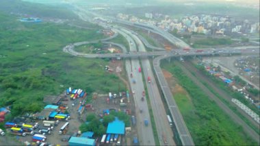 Otoyol kavşağının hava görüntüsü Mumbai kentsel, Aerial birden fazla üstgeçitli ve araçlı yoğun bir otoyol köprüsünü vurdu, bölge kentsel binaları, uzaklıktan şehir manzarasını, Hindistan 'ı kapsıyor