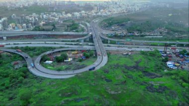 Otoyol kavşağının hava görüntüsü Mumbai kentsel, Aerial birden fazla üstgeçitli ve araçlı yoğun bir otoyol köprüsünü vurdu, bölge kentsel binaları, uzaklıktan şehir manzarasını, Hindistan 'ı kapsıyor