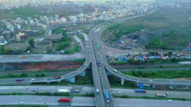 Otoyol kavşağının hava görüntüsü Mumbai kentsel, Aerial birden fazla üstgeçitli ve araçlı yoğun bir otoyol köprüsünü vurdu, bölge kentsel binaları, uzaklıktan şehir manzarasını, Hindistan 'ı kapsıyor