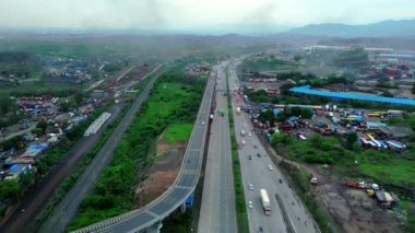 Otoyol kavşağının hava görüntüsü Mumbai kentsel, Aerial birden fazla üstgeçitli ve araçlı yoğun bir otoyol köprüsünü vurdu, bölge kentsel binaları, uzaklıktan şehir manzarasını, Hindistan 'ı kapsıyor