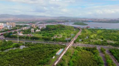 Bombay şehrinin havadan manzarası, Palm Beach yolu yüksek binalar ve yeşillik, ağaçlar ve su kütleleriyle çevrili büyük bir otoyol, bulanık, Yeni Bombay Hindistan