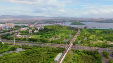 Bombay şehrinin havadan manzarası, Palm Beach yolu yüksek binalar ve yeşillik, ağaçlar ve su kütleleriyle çevrili büyük bir otoyol, bulanık, Yeni Bombay Hindistan