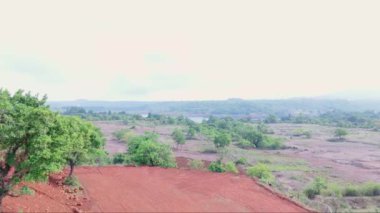 Kızıl Toprak ve Yeşillik ile Havadan manzara, tarım arazileri, yeşillikler, doğal bitki örtüsü, Hindistan, Drone