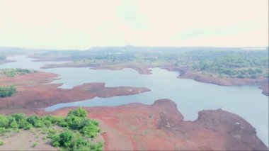 Nehir ve Yeşil Tarlalı Hava Manzarası, Uzaktaki Muhteşem Göl, Bereketli Yeşillik, Kızıl Toprak, Sarmal Dere, Doğal Bitki, Hindistan 'daki Arid Kanalı