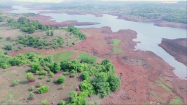 Nehir ve Yeşil Tarlalı Hava Manzarası, Uzaktaki Muhteşem Göl, Bereketli Yeşillik, Kızıl Toprak, Sarmal Dere, Doğal Bitki, Hindistan 'daki Arid Kanalı