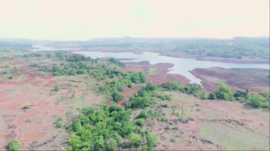 Nehir ve Yeşil Tarlalı Hava Manzarası, Uzaktaki Muhteşem Göl, Bereketli Yeşillik, Kızıl Toprak, Sarmal Dere, Doğal Bitki, Hindistan 'daki Arid Kanalı