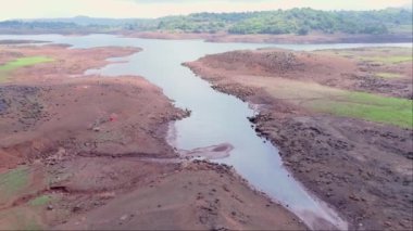 Arid Su Gövdesi 'nin havadan görünüşü, kıpkırmızı topraklı kuru toprak, Rocky oluşumları.