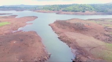 Arid Su Gövdesi 'nin havadan görünüşü, kıpkırmızı topraklı kuru toprak, Rocky oluşumları.