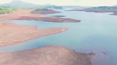 Arid Su Gövdesi 'nin havadan görünüşü, kıpkırmızı topraklı kuru toprak, Rocky oluşumları.