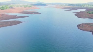 Arid Su Gövdesi 'nin havadan görünüşü, kıpkırmızı topraklı kuru toprak, Rocky oluşumları.