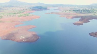 Arid Su Gövdesi 'nin havadan görünüşü, kıpkırmızı topraklı kuru toprak, Rocky oluşumları.