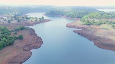 Arid Su Gövdesi 'nin havadan görünüşü, kıpkırmızı topraklı kuru toprak, Rocky oluşumları.