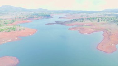 Arid Su Gövdesi 'nin havadan görünüşü, kıpkırmızı topraklı kuru toprak, Rocky oluşumları.