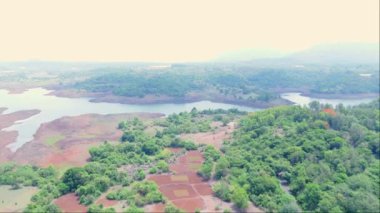 Nehir ve Yeşil Arazili Havadan manzara, Uzakta Muhteşem Göl, Bereketli Yeşillik, Kızıl Toprak, Rüzgâr Deresi, Sulu Gökyüzü Altında Tepeler, Tarım Arazisi, Doğal bitki örtüsü, Hindistan 'da Arid Kanalı