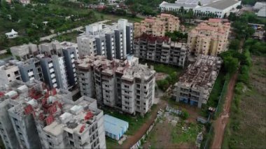 Kırsal Arazi Yolu 'nun Havadan Görünümü, Yukarı Bölge' den Küçük Kasaba Ana Caddesi, Endüstriyel Binalar, Yerleşim Apartmanları, Taşıtlar, Hindistan