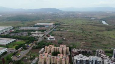 Kırsal Arazi Yolu 'nun Havadan Görünümü, Yukarı Bölge' den Küçük Kasaba Ana Caddesi, Endüstriyel Binalar, Yerleşim Apartmanları, Hindistan