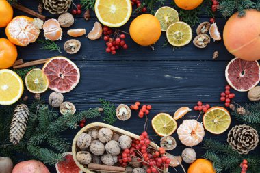 Kurumuş meyveler, mandalinalar ve köknar ağacıyla Noel arkaplanı.